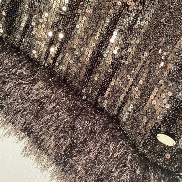 GUESS - tank w black sequins and faux feather fluff on the hem - L - Picture 10 of 16